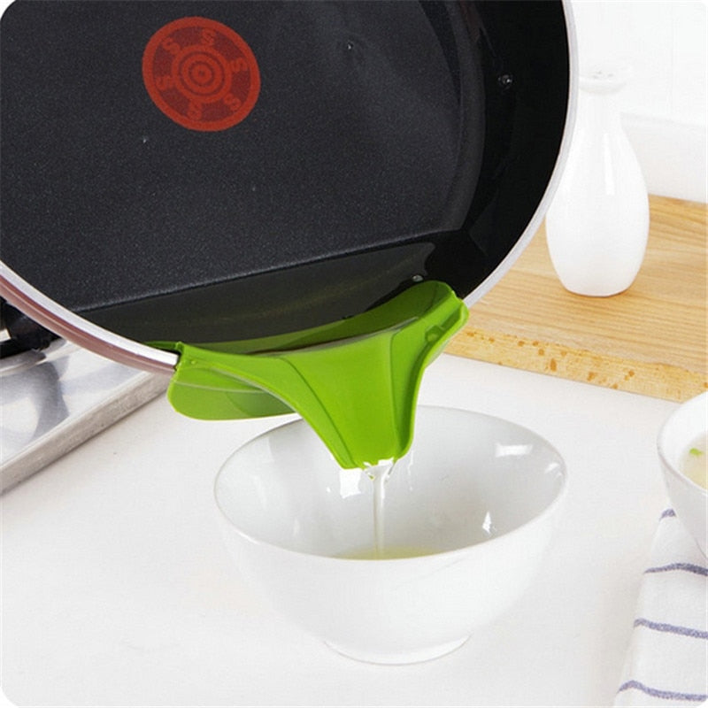 Creative Silicone Liquid Funnel Anti-spill Slip On Pour Soup Spout Funnel for Pots Pans and Bowls and Jars Kitchen Gadget Tools