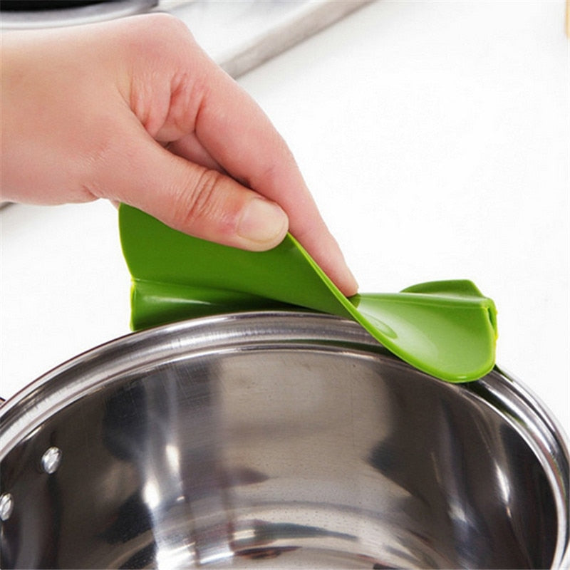 Creative Silicone Liquid Funnel Anti-spill Slip On Pour Soup Spout Funnel for Pots Pans and Bowls and Jars Kitchen Gadget Tools