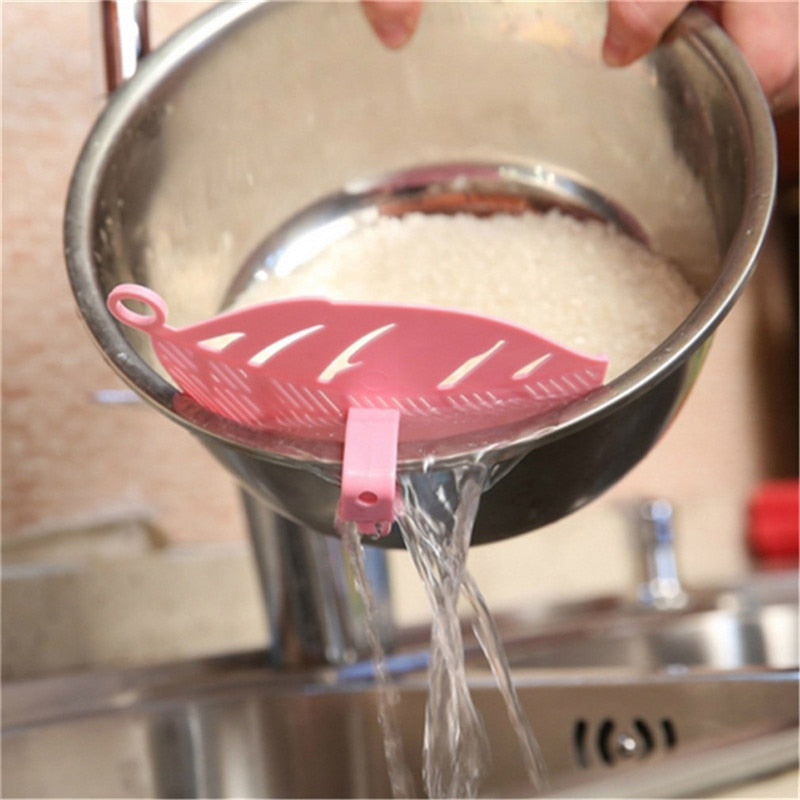 Creative Silicone Liquid Funnel Anti-spill Slip On Pour Soup Spout Funnel for Pots Pans and Bowls and Jars Kitchen Gadget Tools